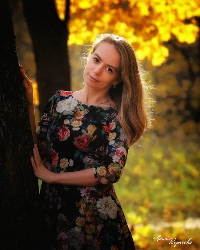 девушка в осеннем лесу