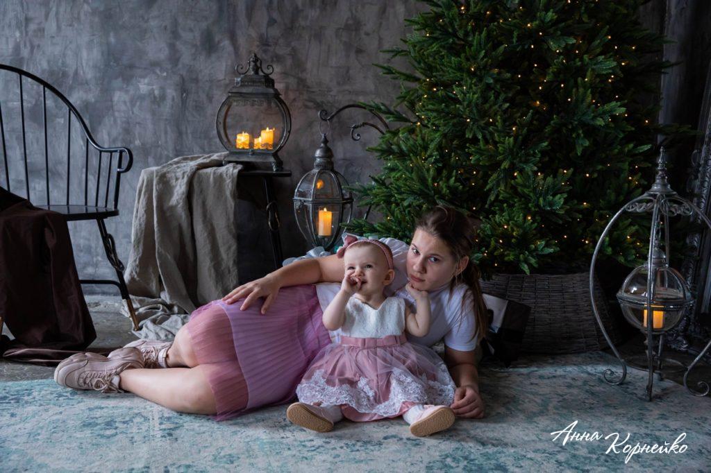 девочки под елкой в фотостудии Артплейс