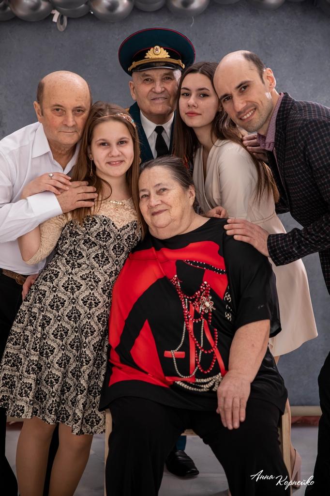 семья фотографируется в фотостудии invoque в Подольске