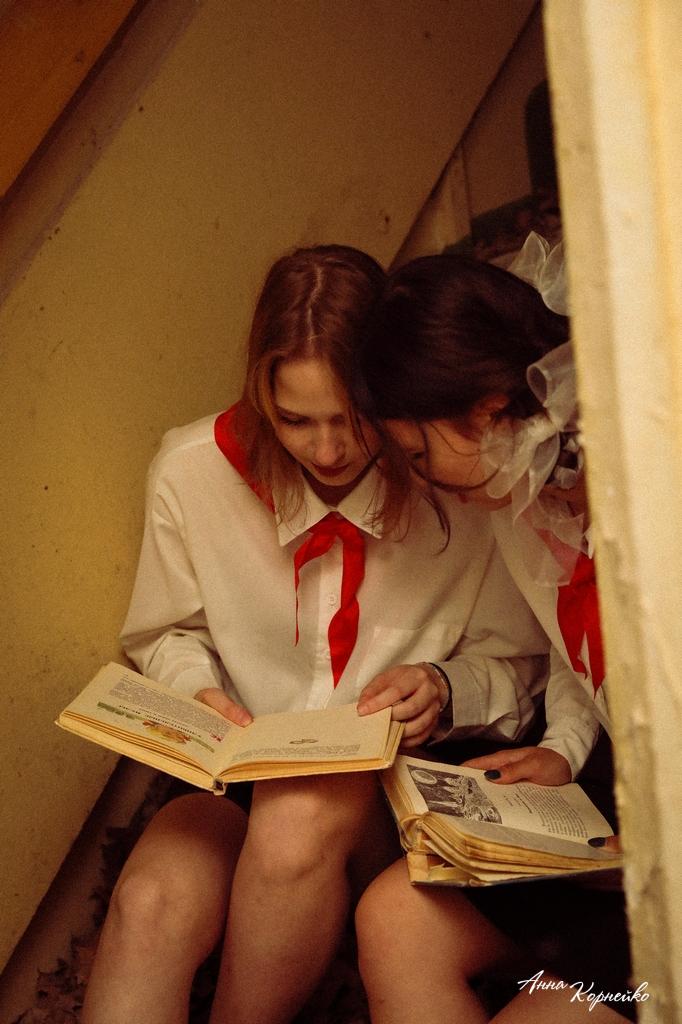 пионеры читают книгу
