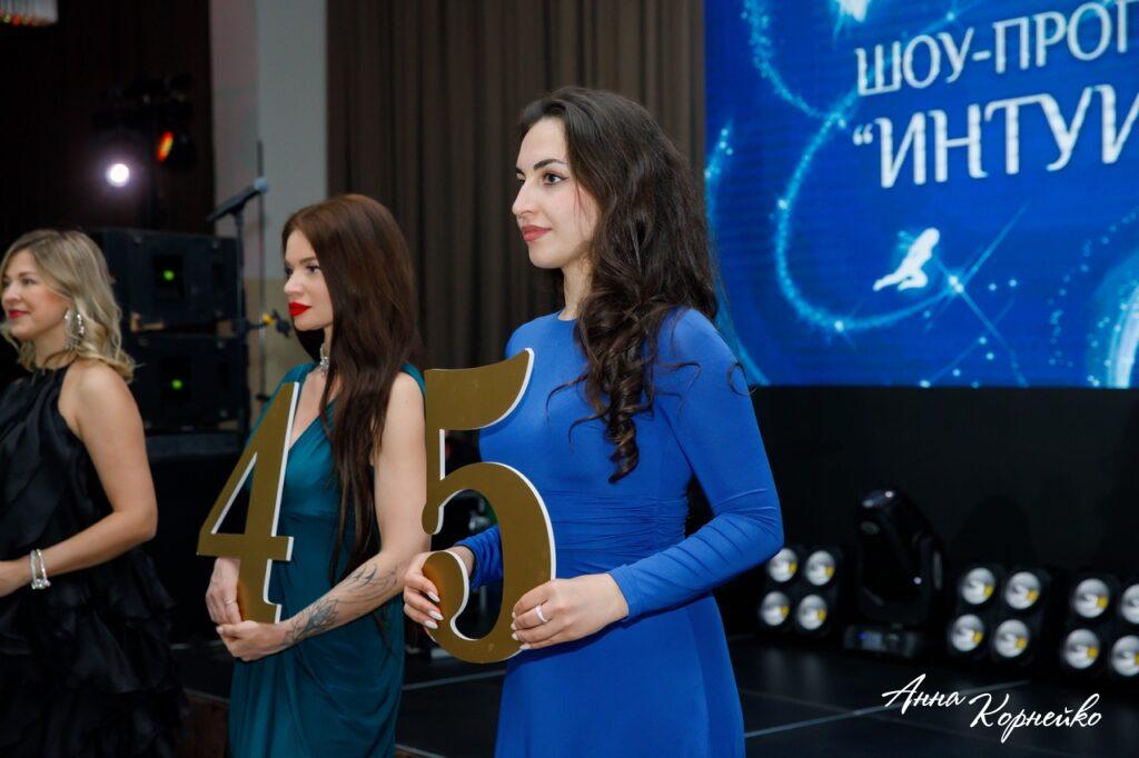 Участницы шоу-программы "Интуиция" на сцене