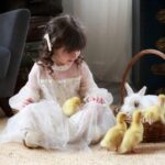Детская фотосессия с пушистыми кроликами и утятами Утята в корзине и руках ребенка - фотосессия